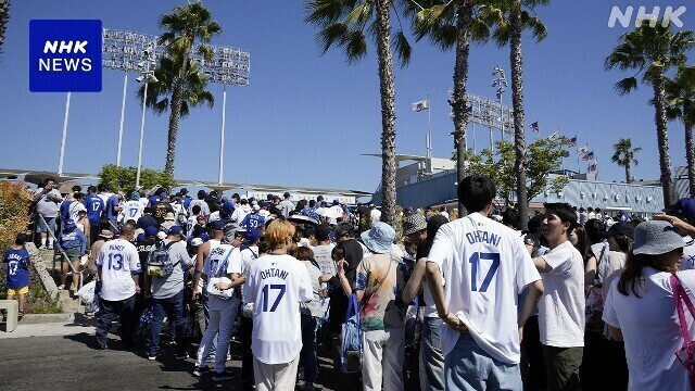 ロジャーススタジアム前.jpg